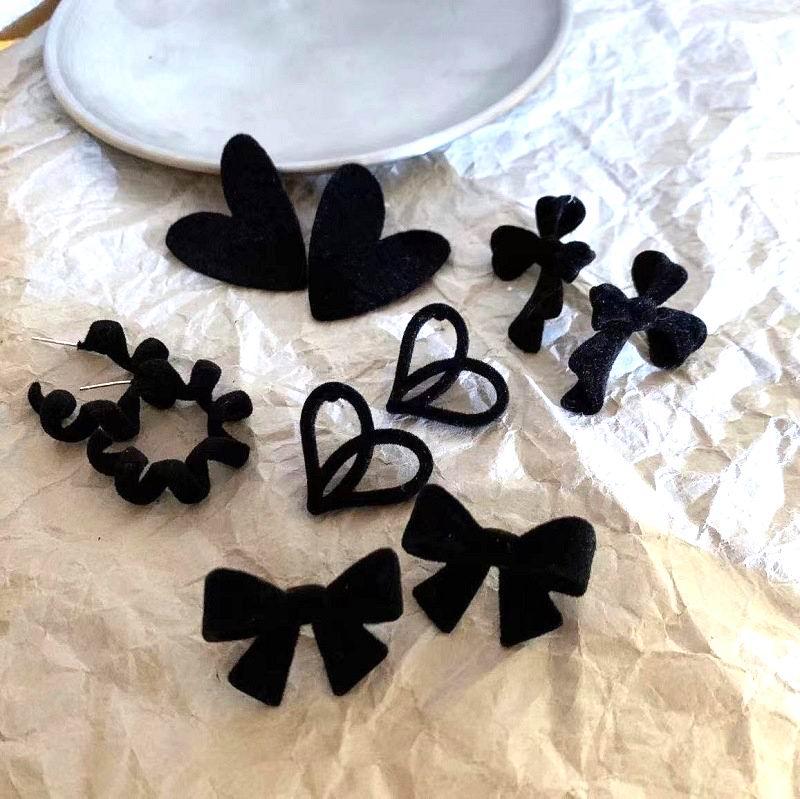 Stud 2022 Korean Black Bowknot Heart Plush Cool Hollow Trendy Earrings For Women Fashion Jewelry Velvet Pendientes Mujer, Golden;silver
Stud 2022 Korean Black Bowknot Heart Plush Cool Hollow Trendy Earrings For Women Fashion Jewelry Velvet Pendientes Mujer, Golden;silver