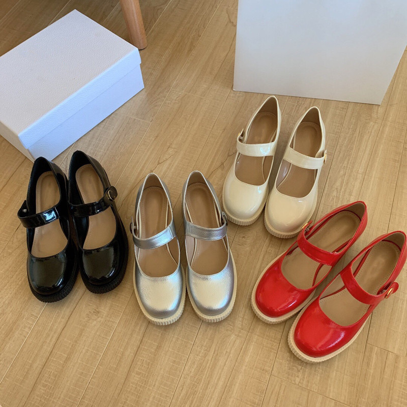 Fashion High Heels Platform Patent Leather Sandals Princess Shoes Designer Womens Rubber Sandal Classic Casual Shoe School Wear Boots Heatshoes
Fashion High Heels Platform Patent Leather Sandals Princess Shoes Designer Womens Rubber Sandal Classic Casual Shoe School Wear Boots Heatshoes