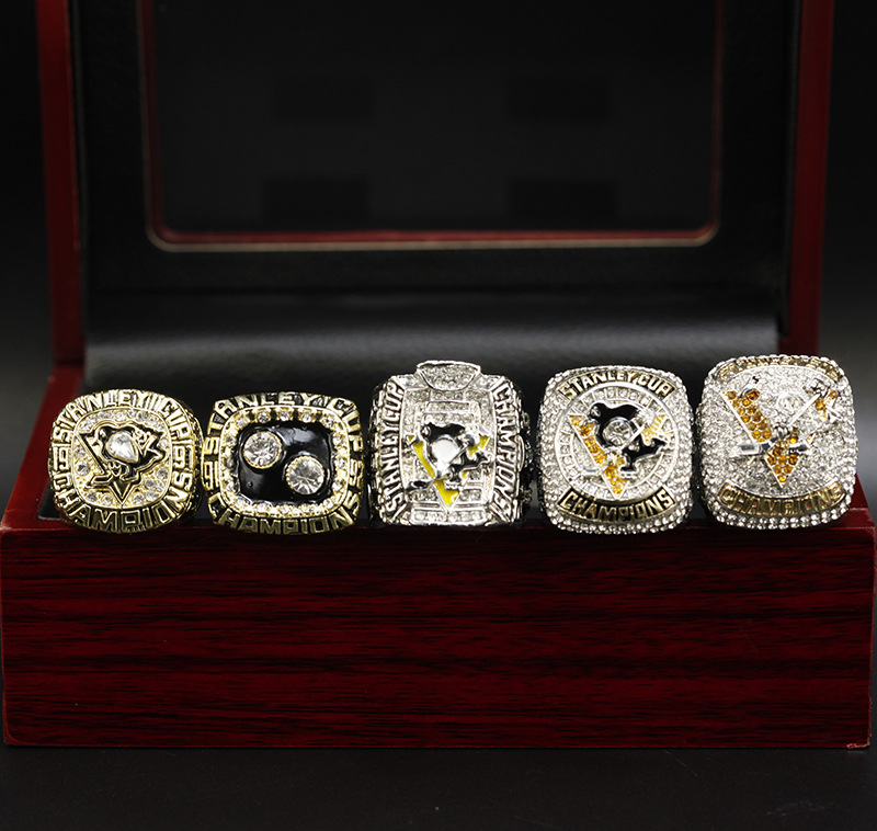 5pcs 1991 1992 2009 2016 2017 PITTSBURGH PENGUINS STANLEY CUP Hockey CHAMPIONSHIP RING Set Men Fan Souvenir Gift Wholesale, Golden;silver
5pcs 1991 1992 2009 2016 2017 PITTSBURGH PENGUINS STANLEY CUP Hockey CHAMPIONSHIP RING Set Men Fan Souvenir Gift Wholesale, Golden;silver
