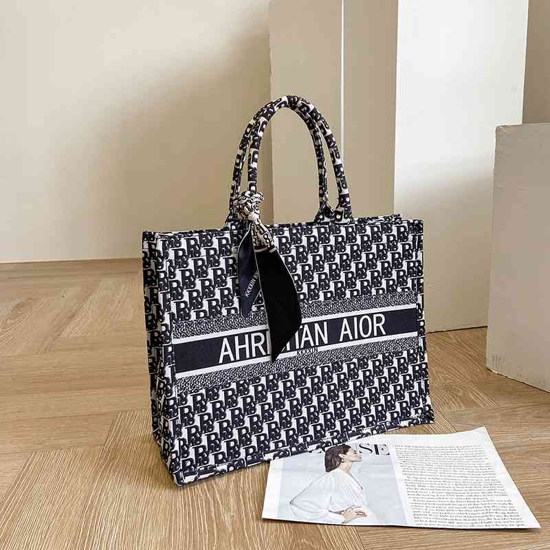 Autumn new fashion handbag 2021 foreign letter silk scarf style large capacity women's bag, White
Autumn new fashion handbag 2021 foreign letter silk scarf style large capacity women's bag, White