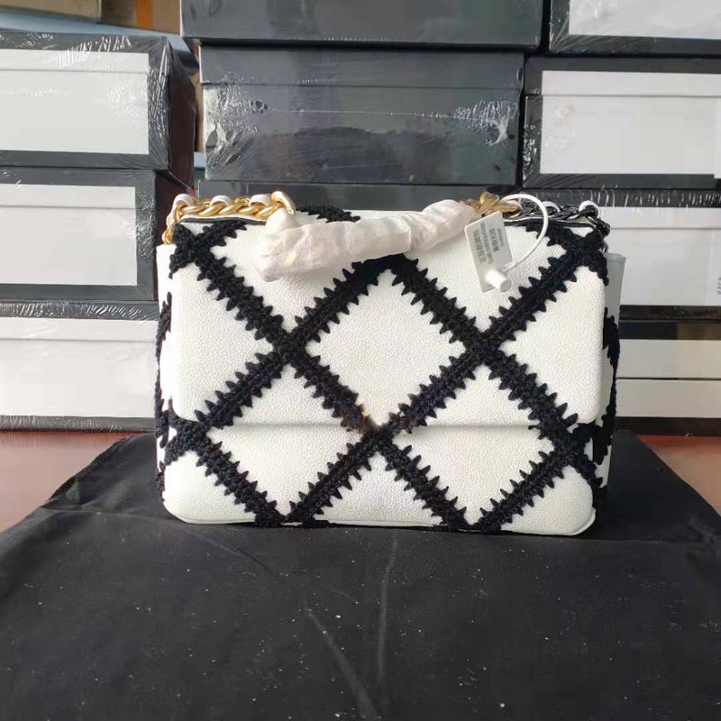 Top Sheepskin Crossbody Bag Golden Lock Cowhide Yarn Women Luxurys Designers Shoulder Bags 2 Colors 225310
Top Sheepskin Crossbody Bag Golden Lock Cowhide Yarn Women Luxurys Designers Shoulder Bags 2 Colors 225310