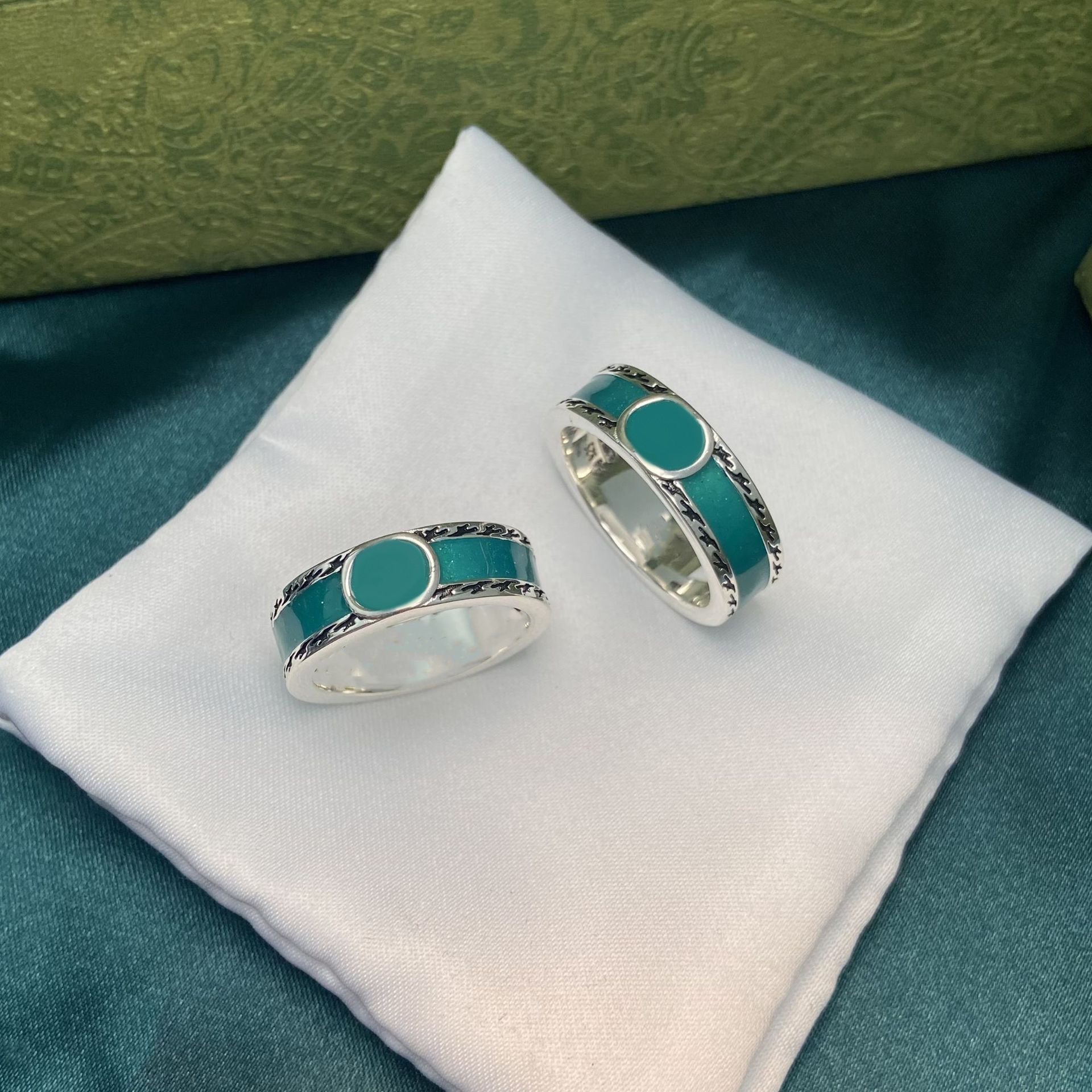 Designer Green Gemstone Enamel Ring Female Sterling Silver Double G Interlocking Retro Distressed Rings Luxury Simple Couple Ring
Designer Green Gemstone Enamel Ring Female Sterling Silver Double G Interlocking Retro Distressed Rings Luxury Simple Couple Ring
