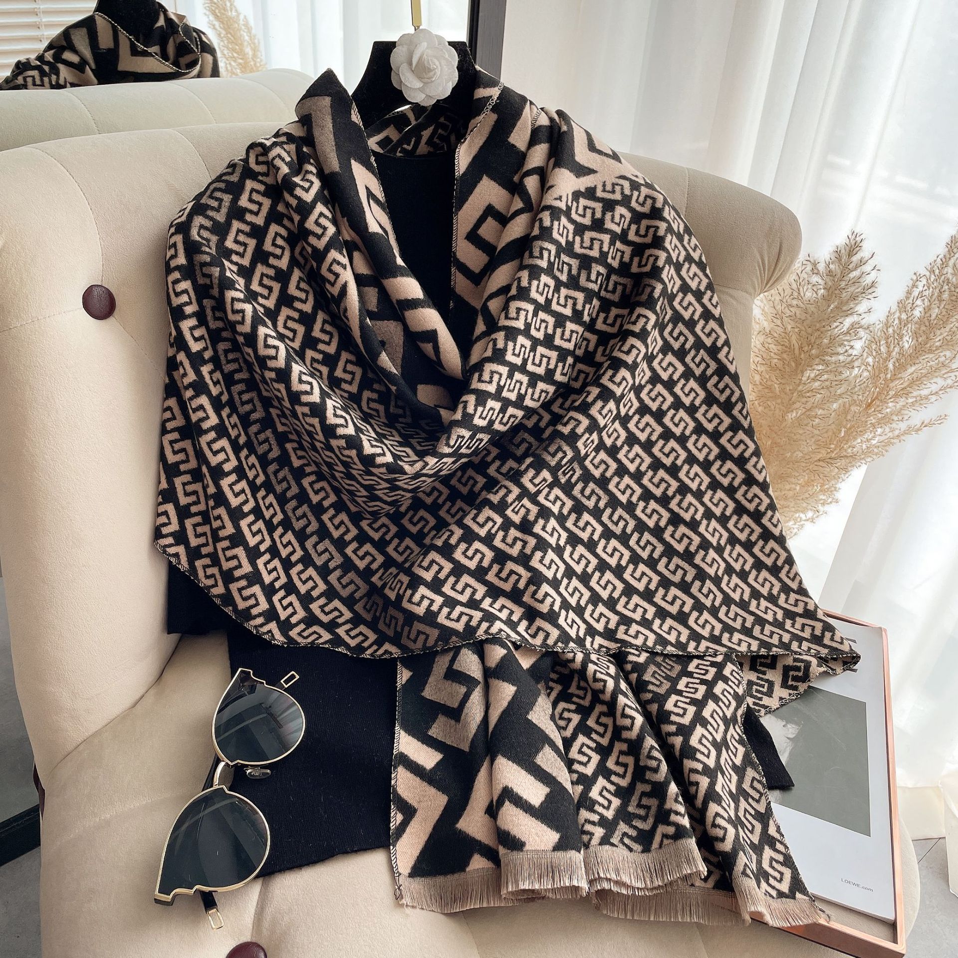Brand women Shawls hot models imitation cashmere scarf ladies printing thick warm shaw
Brand women Shawls hot models imitation cashmere scarf ladies printing thick warm shaw