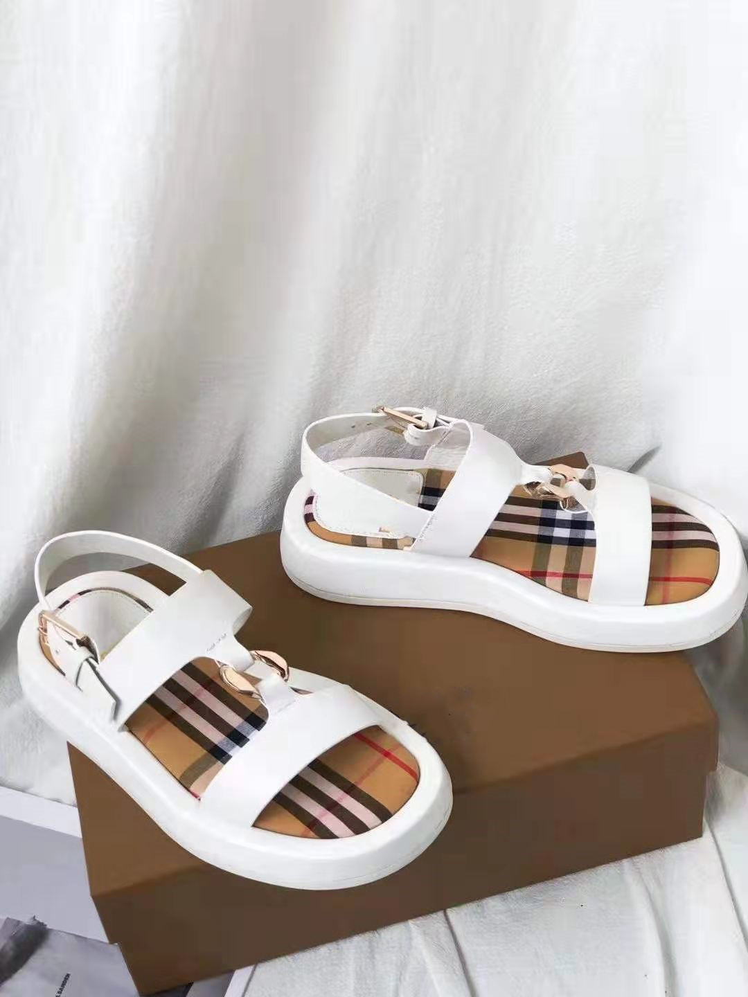 2021 full leather outsole sandals, comfortable atmosphere, custom cowhide with exquisite hardware buttons, fashion grid size35-40, Black 
2021 full leather outsole sandals, comfortable atmosphere, custom cowhide with exquisite hardware buttons, fashion grid size35-40, Black