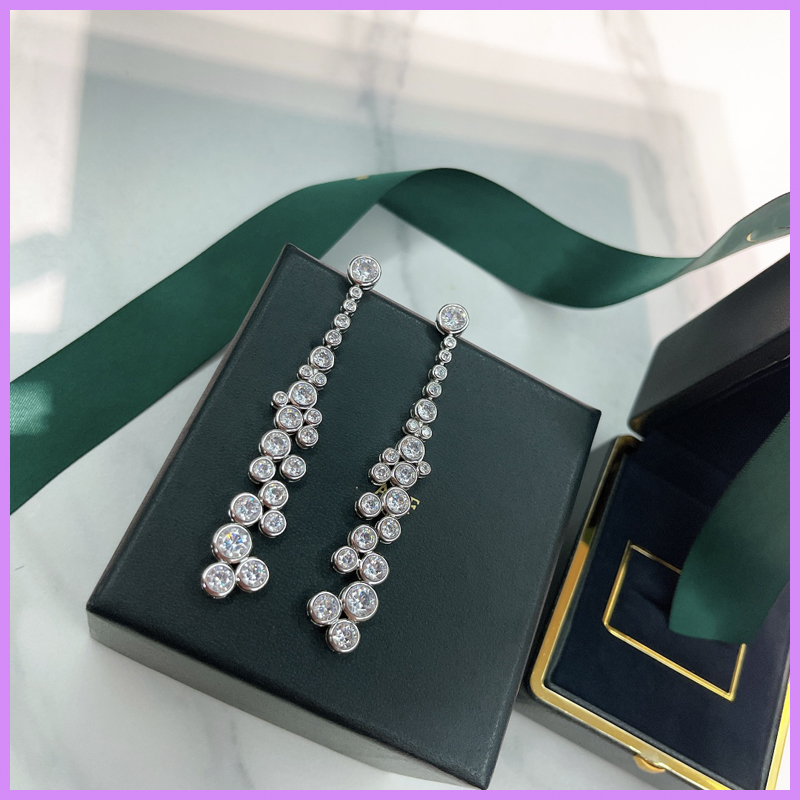 Women Fashion Earrings Silver Diamonds Earring Womens Luxury Designer Jewelry Ladies For Party Wedding Ear Chain Studs Gifts D221215F, Golden;silver
Women Fashion Earrings Silver Diamonds Earring Womens Luxury Designer Jewelry Ladies For Party Wedding Ear Chain Studs Gifts D221215F, Golden;silver