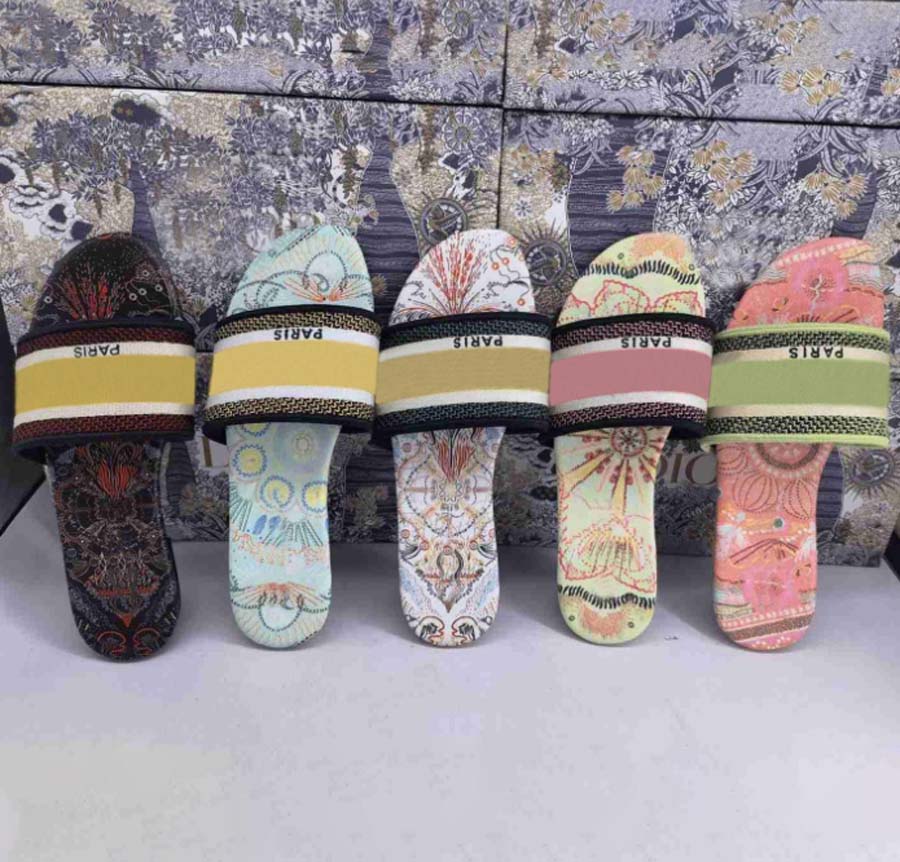 2021 Hottest Designer Luxury Leather Women Slippers Summer Flat Fashion Beach Ladies Head Rainbow Letters Sandals BIG SIZE with 35-42, Color 11
2021 Hottest Designer Luxury Leather Women Slippers Summer Flat Fashion Beach Ladies Head Rainbow Letters Sandals BIG SIZE with 35-42, Color 11