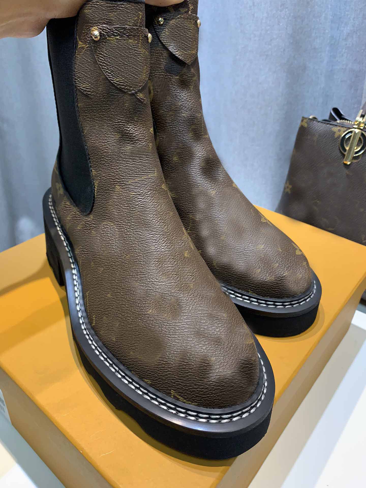 Women Boots new fashion booties ankle boots casual femmes Bottines high quality leather booties ladies letter platform sock boot shoes, Black
Women Boots new fashion booties ankle boots casual femmes Bottines high quality leather booties ladies letter platform sock boot shoes, Black