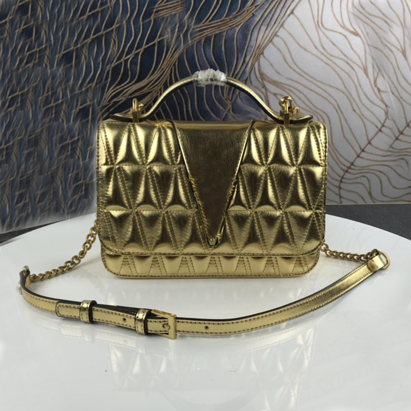 Designer totes 2021 women retro handbag high quality fashion gold one shoulder oblique chain crossbody luxury brand V-shaped leather bags ladies gift
Designer totes 2021 women retro handbag high quality fashion gold one shoulder oblique chain crossbody luxury brand V-shaped leather bags ladies gift