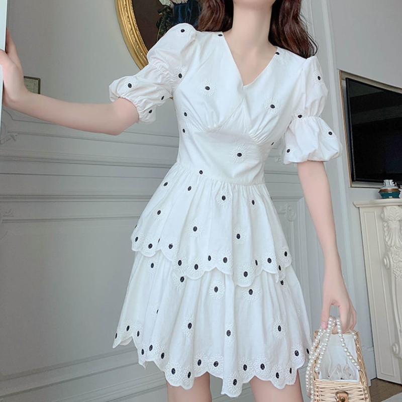 Elegant Fashion Sweet White Embroidery Mini Dress Vintage V-Neck Puff Sleeve High Waist Slim Dresses Female Vestidos 210518
Elegant Fashion Sweet White Embroidery Mini Dress Vintage V-Neck Puff Sleeve High Waist Slim Dresses Female Vestidos 210518