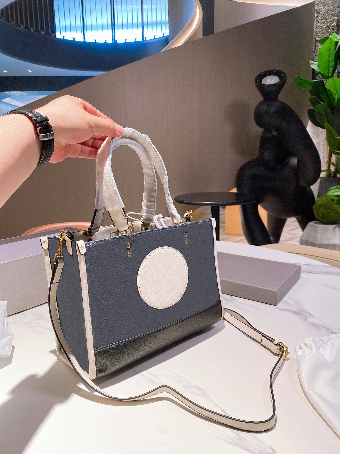 Luxury Designer Chambray tabby handbag Fashion bags women classic style totes high quality Shopping bag travel street design Famous letter p
Luxury Designer Chambray tabby handbag Fashion bags women classic style totes high quality Shopping bag travel street design Famous letter p