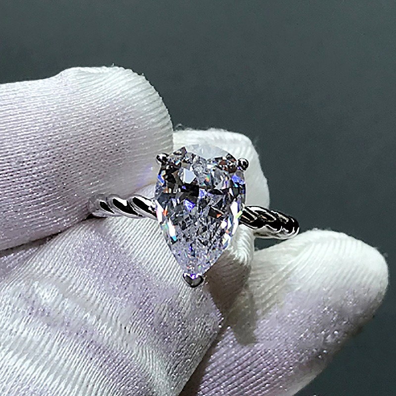 Moissanite 18K Diamond Water Drop Cutting Simulation Diamond Ring 5 Karat Platinum Pear-Shaped Diamond Ring for Women
Moissanite 18K Diamond Water Drop Cutting Simulation Diamond Ring 5 Karat Platinum Pear-Shaped Diamond Ring for Women