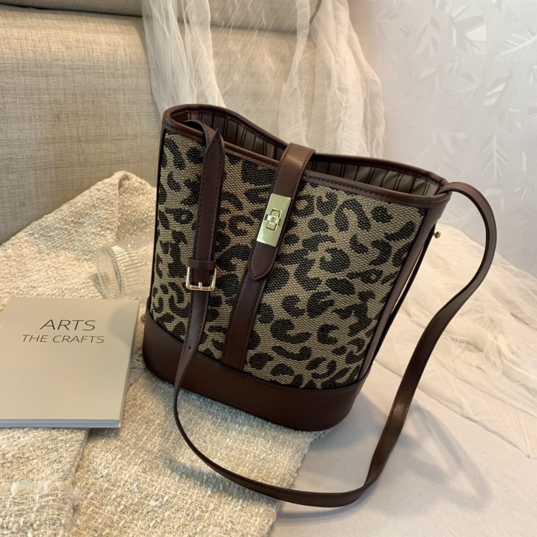 2021 new female bag presbyopia high-end custom retro European and American presbyopia one-shoulder handbag wild, White
2021 new female bag presbyopia high-end custom retro European and American presbyopia one-shoulder handbag wild, White