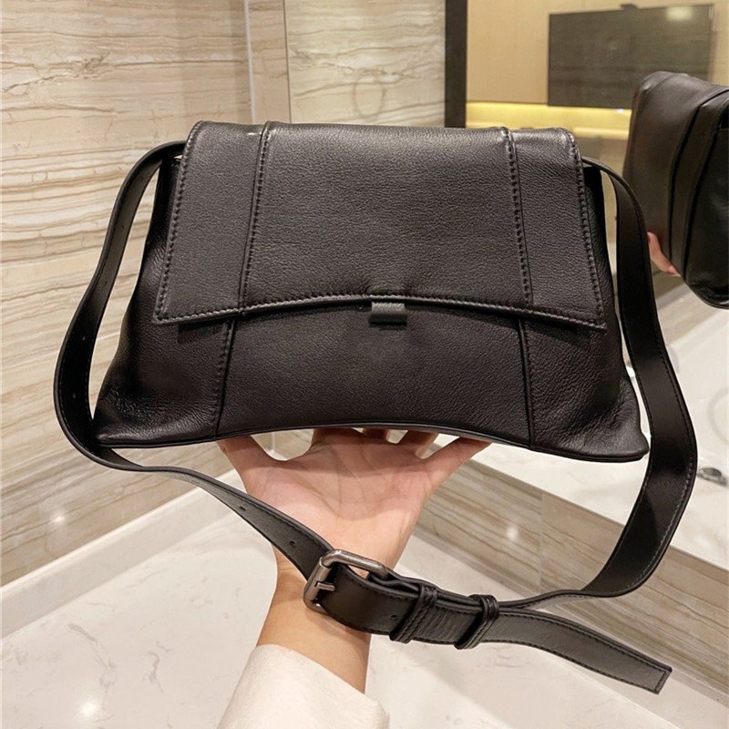 super soft leather Bag luxury design high quality Men Womne's shopping Bags hourglass Pure color handbag cool fashion crossbody pocket, Black
super soft leather Bag luxury design high quality Men Womne's shopping Bags hourglass Pure color handbag cool fashion crossbody pocket, Black