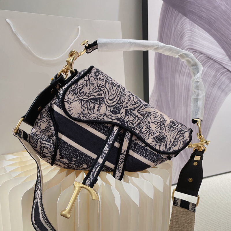 Shoulder Bags Luxury Saddle Bag Designer totes Handbags three-dimensional Embroidery Silk scarf Letter Various styles Fashion brand Differen
Shoulder Bags Luxury Saddle Bag Designer totes Handbags three-dimensional Embroidery Silk scarf Letter Various styles Fashion brand Differen