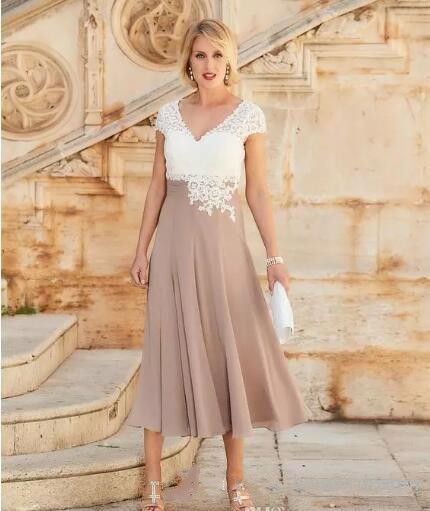 2020 New Plus Size Short Champagne Mother Of The Bride Dresses V Neck White Lace Appliques Beads Cap Sleeves Tea Length Wedding Guest Gowns