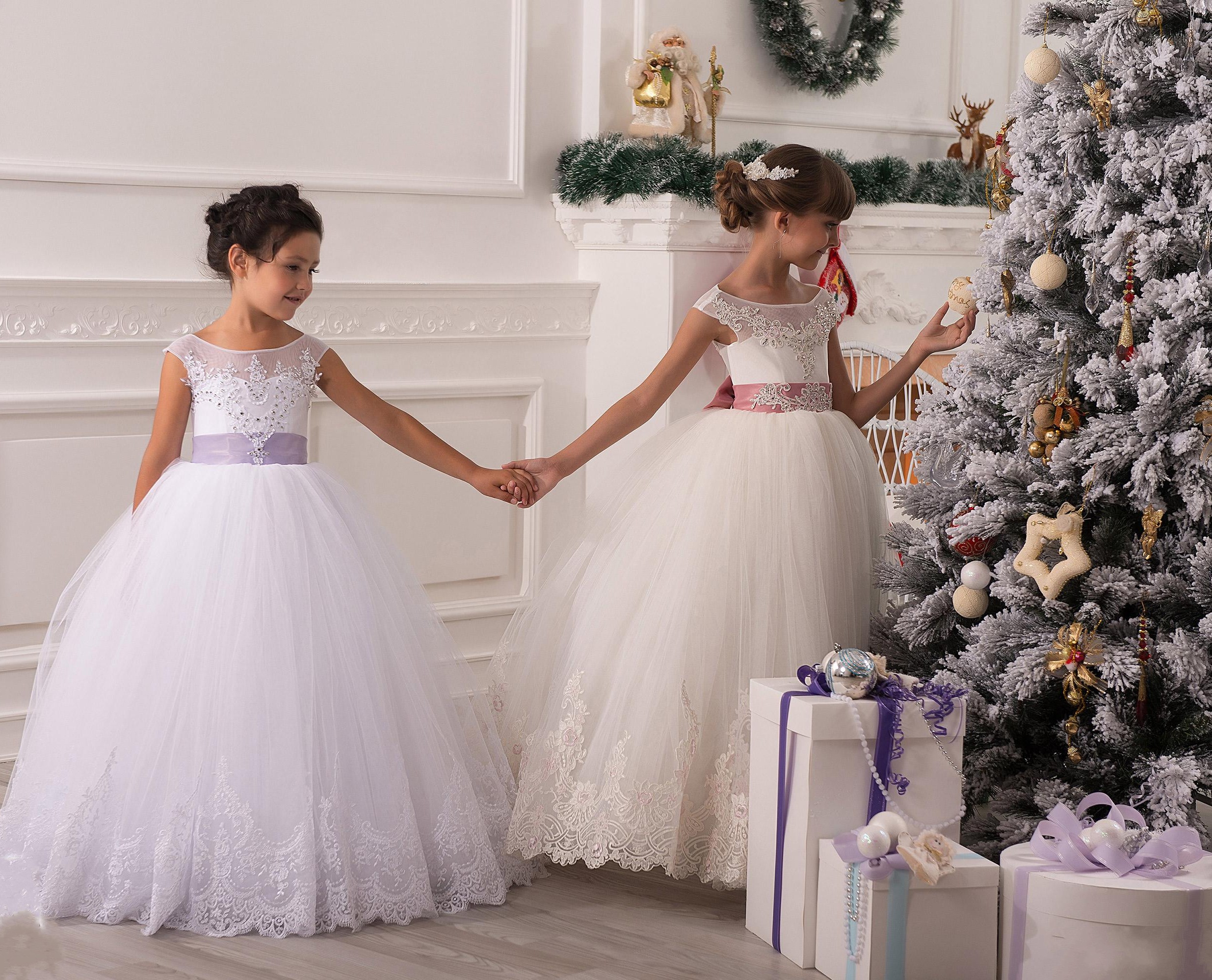2015 Tulle Flower Girl Dresses Sheer Beaded Appliques Fluffy Christmas Ball Gowns for Wedding Keyhole Lace-up Bows Lovely Custom Made Dress, Red
2015 Tulle Flower Girl Dresses Sheer Beaded Appliques Fluffy Christmas Ball Gowns for Wedding Keyhole Lace-up Bows Lovely Custom Made Dress, Red