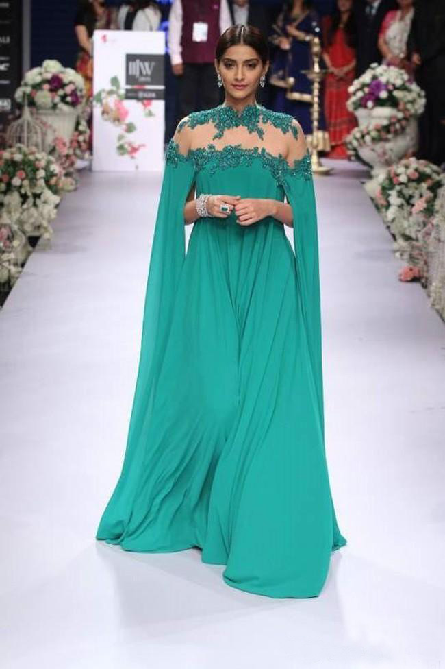 Latest 2016 Arabic Dubai Style Hunter Chiffon A-line Evening Dresses Sexy Backless High Neck Lace Beaded Sweep Train Formal Gowns EN2242