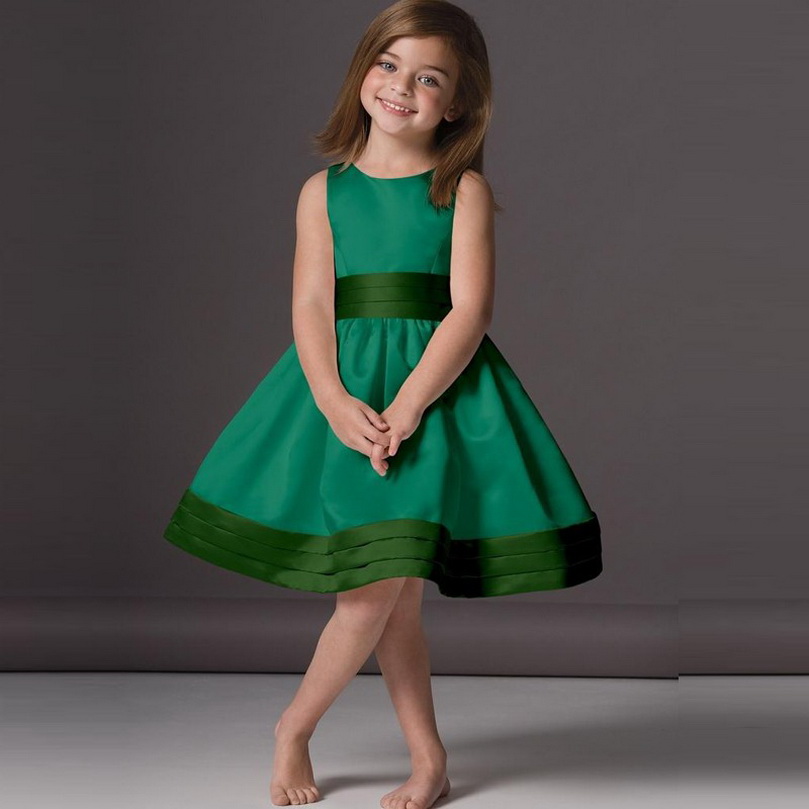 2020 Lovely Emerald Green Flower Girl Dresses Cheap A-Line Knee Length Scoop Neck Satin Sleeveless Children Party Gowns