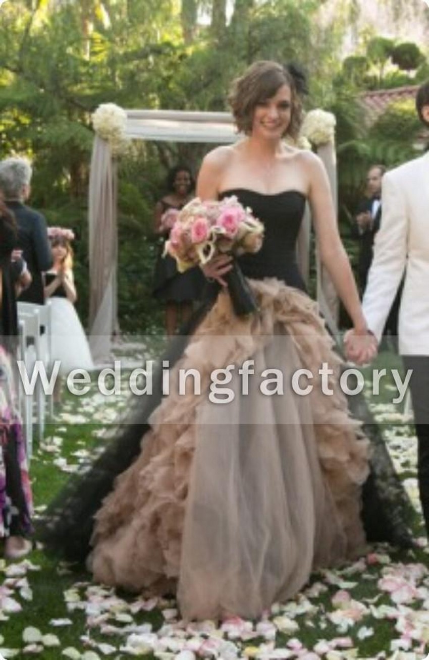 2024 Fabulous Champagne Black Gothic Wedding Dress Ball Gown A Line Strapless Ruffles Tulle Zipper Back Sweep Train Vintage Bridal Gowns 436