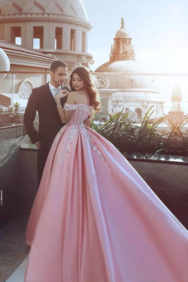 Pink Ball Gown Wedding Dresses Satin 3D Floral Applique Beads Sequins Plus Size Wedding Gowns Sweep Train Off The Shoulder Boho Bridal Dress