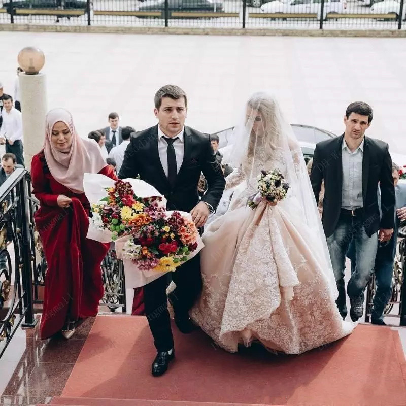 Off The Shoulder Long Sleeve Wedding Dresses With Jacket Lace Applique Sweep Train Country Bridal Gown Luxury Plus Size Wedding Dress