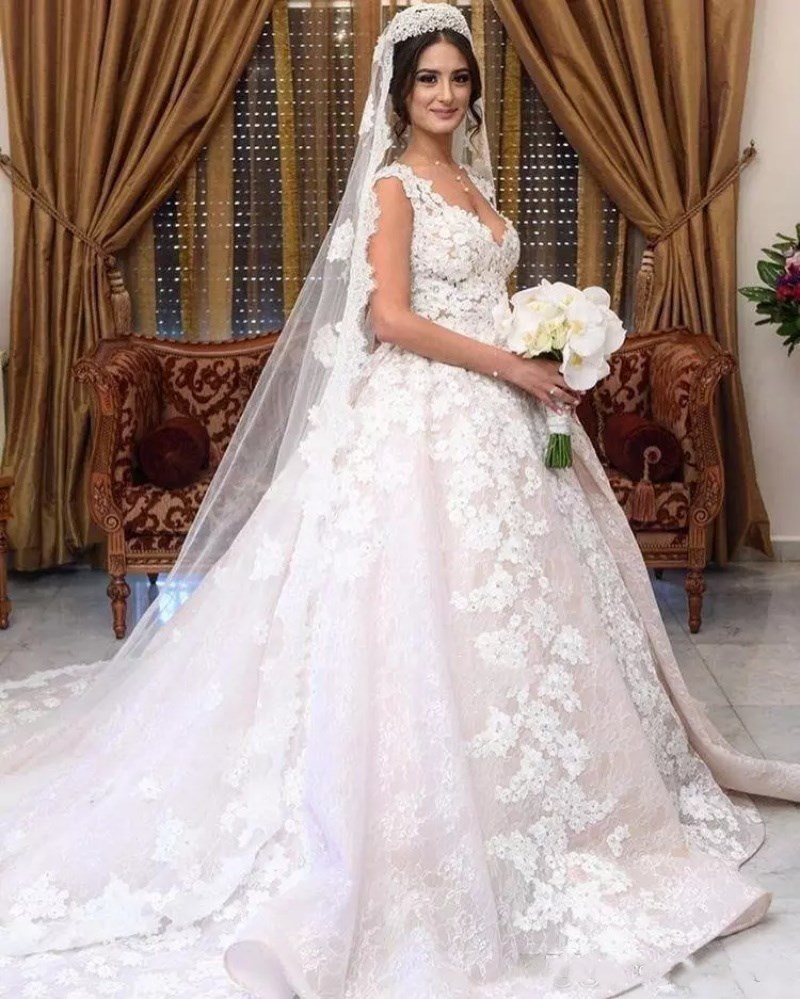 Vintage Wedding Dresses Full Lace Appliqued Court Train A Line Bridal Dresses V Neck Sleeveless Long Wedding Gowns Plus Size