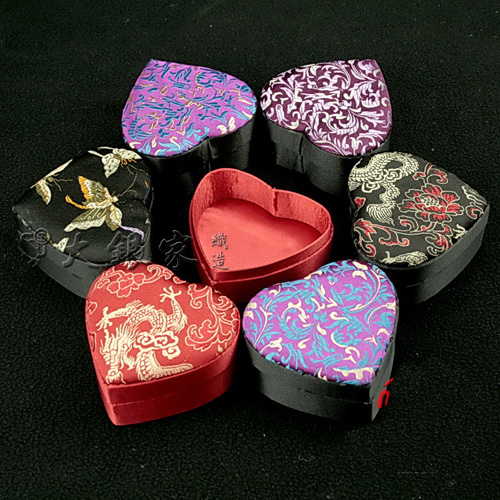 Floral Small Craft Heart Ring Storage Box Wedding Packaging Case Decorative Silk Brocade Cardboard Jewelry Earring Pendant Boxes Wholesale
Floral Small Craft Heart Ring Storage Box Wedding Packaging Case Decorative Silk Brocade Cardboard Jewelry Earring Pendant Boxes Wholesale