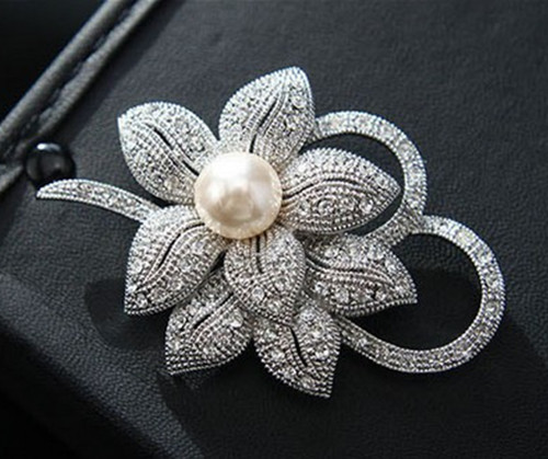 Vintage Look White Gold Clear Rhinestone Crystal Diamante Cream Pearl Center Flower and Bow Wedding Bouquet Brooch
Vintage Look White Gold Clear Rhinestone Crystal Diamante Cream Pearl Center Flower and Bow Wedding Bouquet Brooch