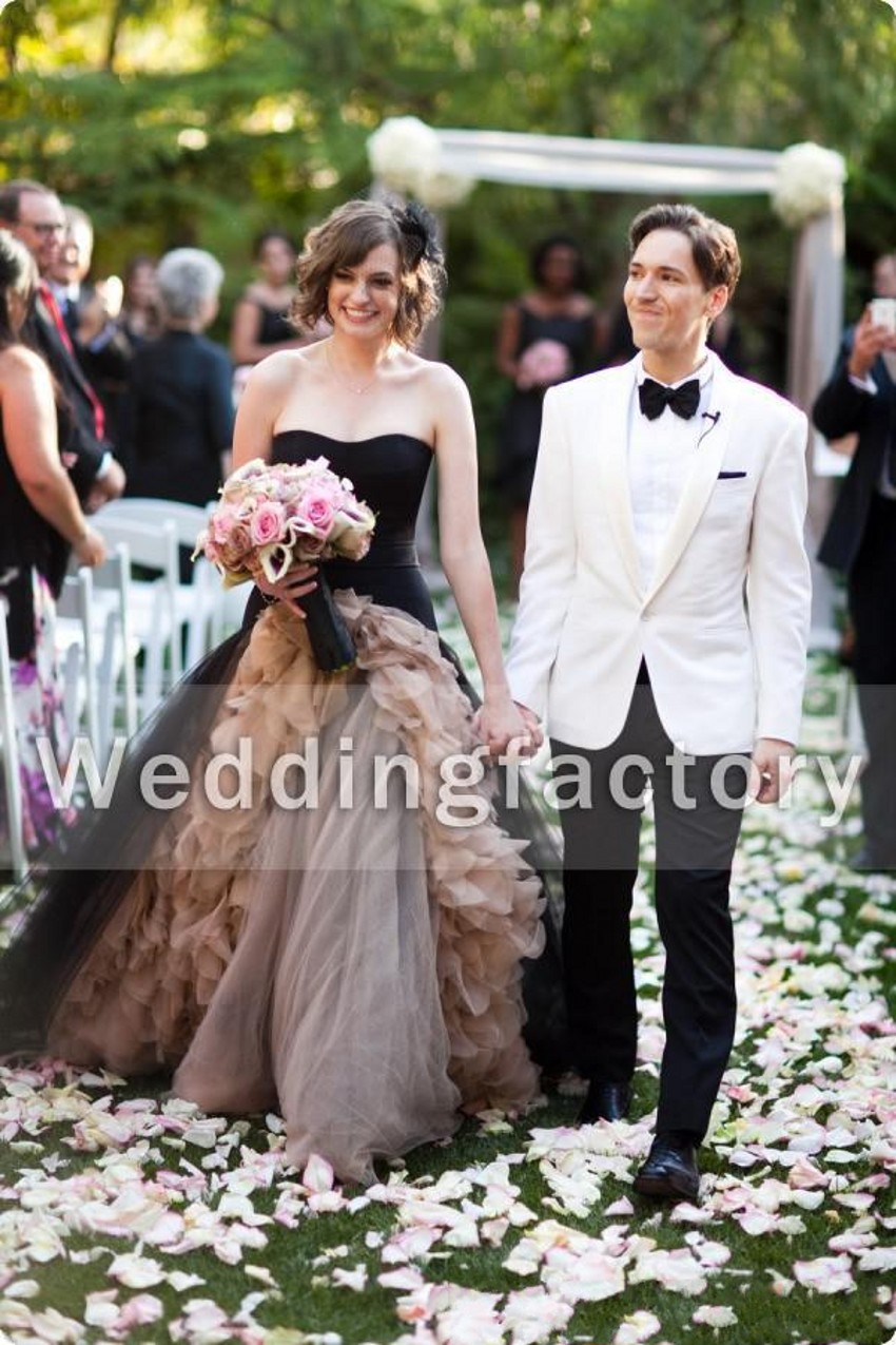 2024 Fabulous Champagne Black Gothic Wedding Dress Ball Gown A Line Strapless Ruffles Tulle Zipper Back Sweep Train Vintage Bridal Gowns 436