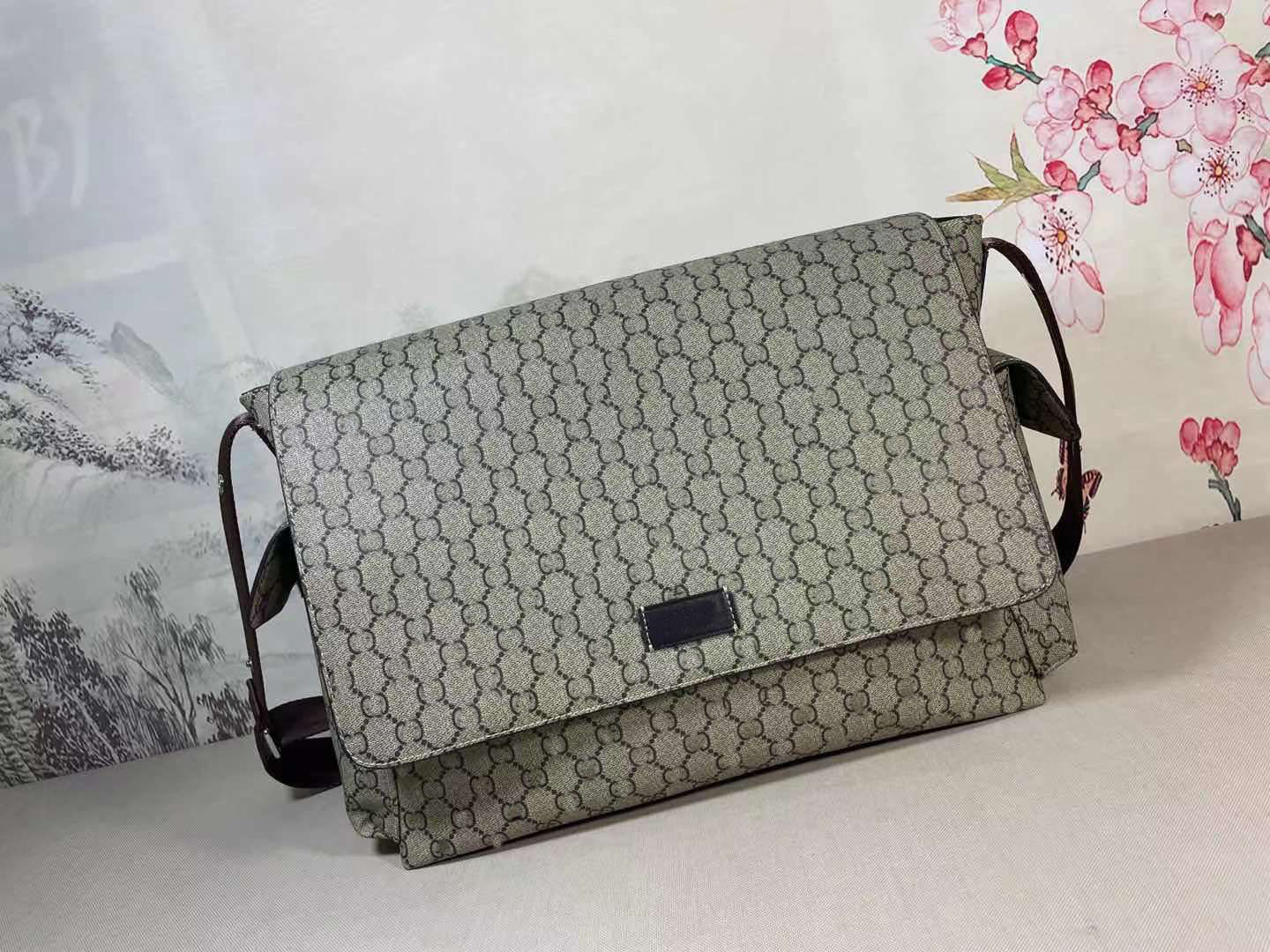 High-quality high-end leather selling men's women sports bag casual shoulder 44*28*14cm
High-quality high-end leather selling men's women sports bag casual shoulder 44*28*14cm