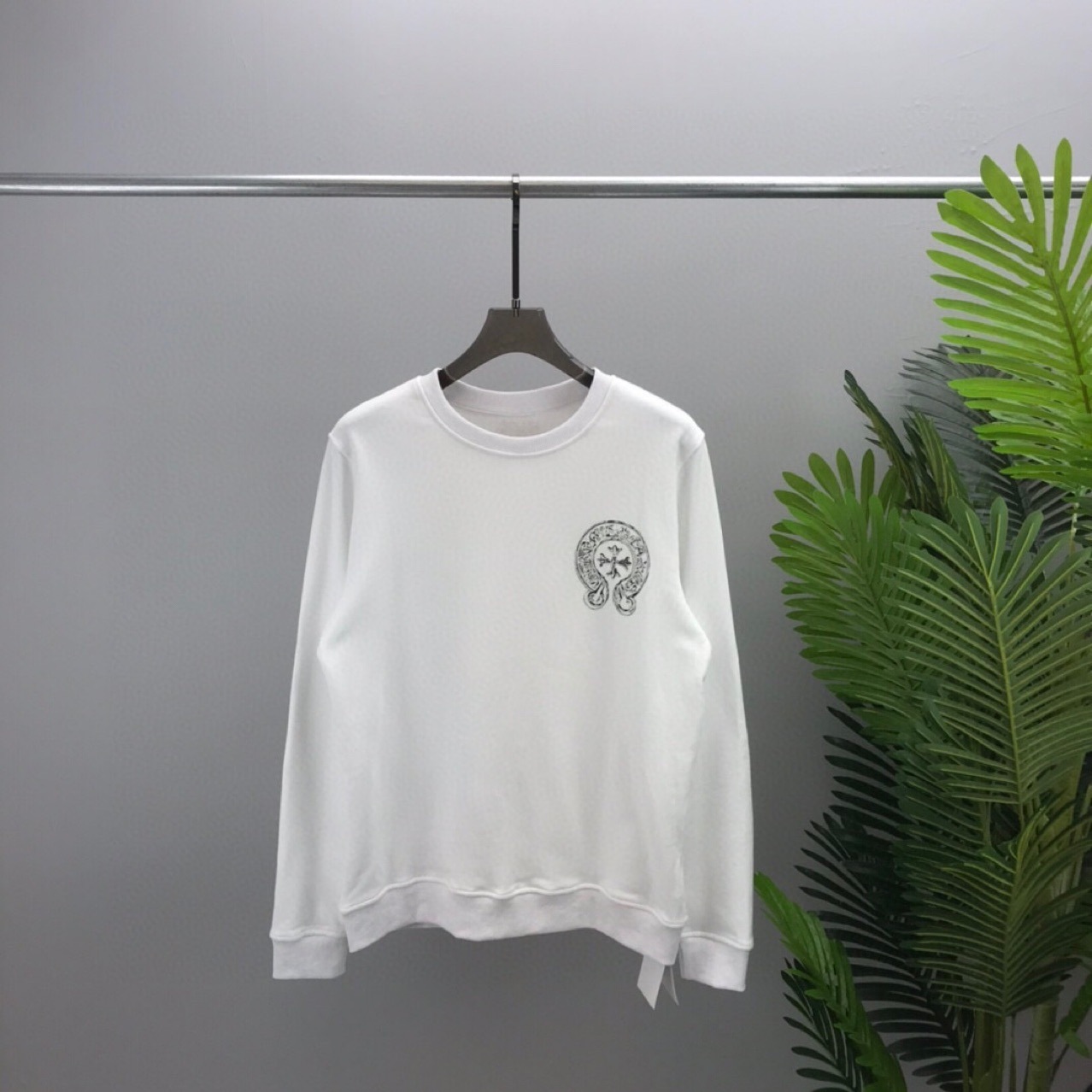 New Pattern Chrome/heart Autumn Winter Ch Crowe Round Neck Sweater Men' Pullover Cross Sanskrit Printing Trendy Br for Men and Women, White
New Pattern Chrome/heart Autumn Winter Ch Crowe Round Neck Sweater Men' Pullover Cross Sanskrit Printing Trendy Br for Men and Women, White