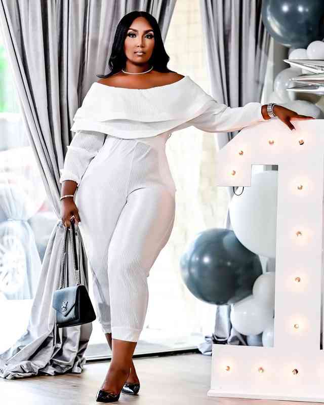Fashion And Leisure Solid Color Long Sleeve Straight Neck Sexy Pit Strip Women Long Jumpsuit, White
Fashion And Leisure Solid Color Long Sleeve Straight Neck Sexy Pit Strip Women Long Jumpsuit, White