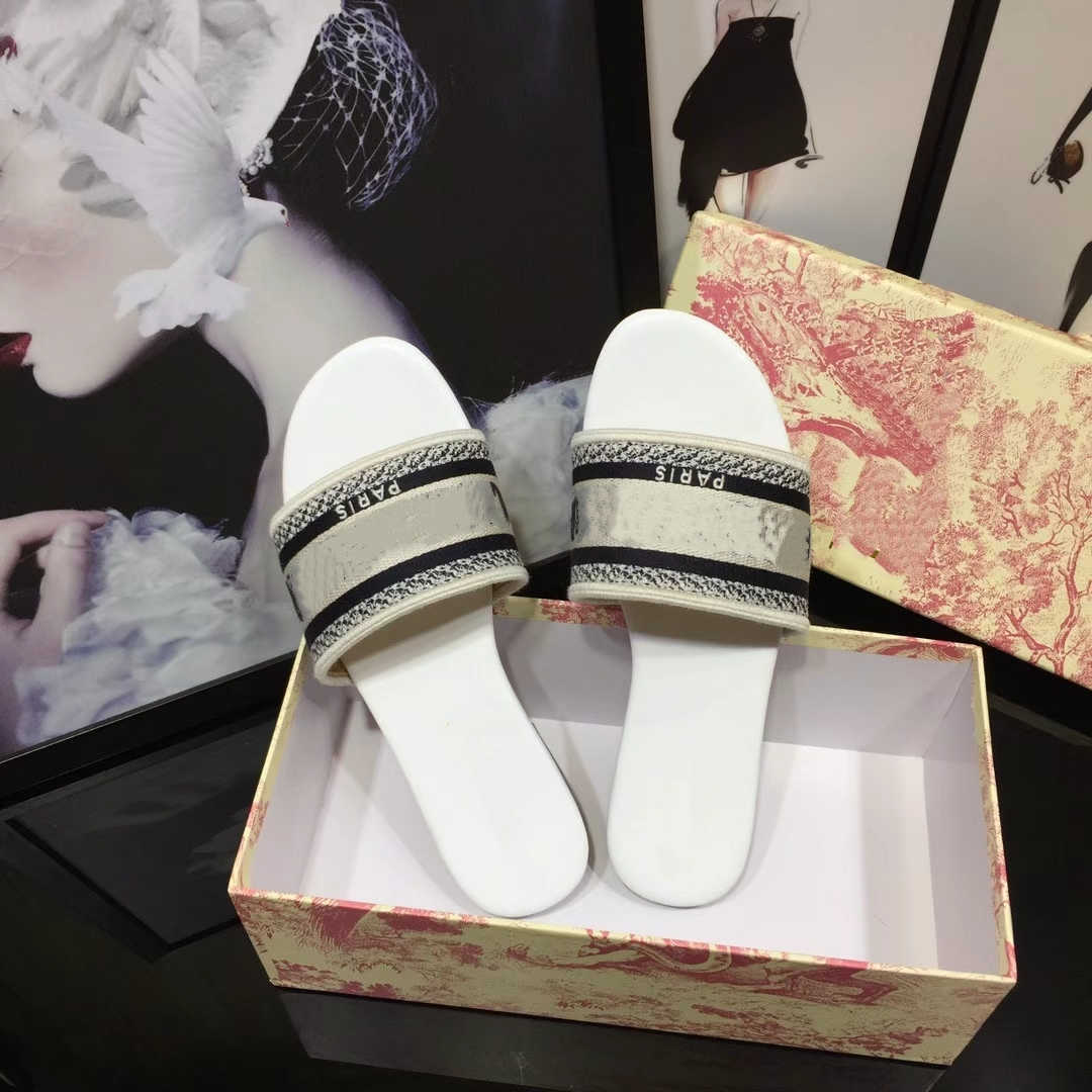 Ladies Slippers Women Fashion Designers Flat Slides Flip Flops Summer Sandals High Quality Outdoor Beach Shoes Cool Causal Non Slip, Not sold separately
Ladies Slippers Women Fashion Designers Flat Slides Flip Flops Summer Sandals High Quality Outdoor Beach Shoes Cool Causal Non Slip, Not sold separately