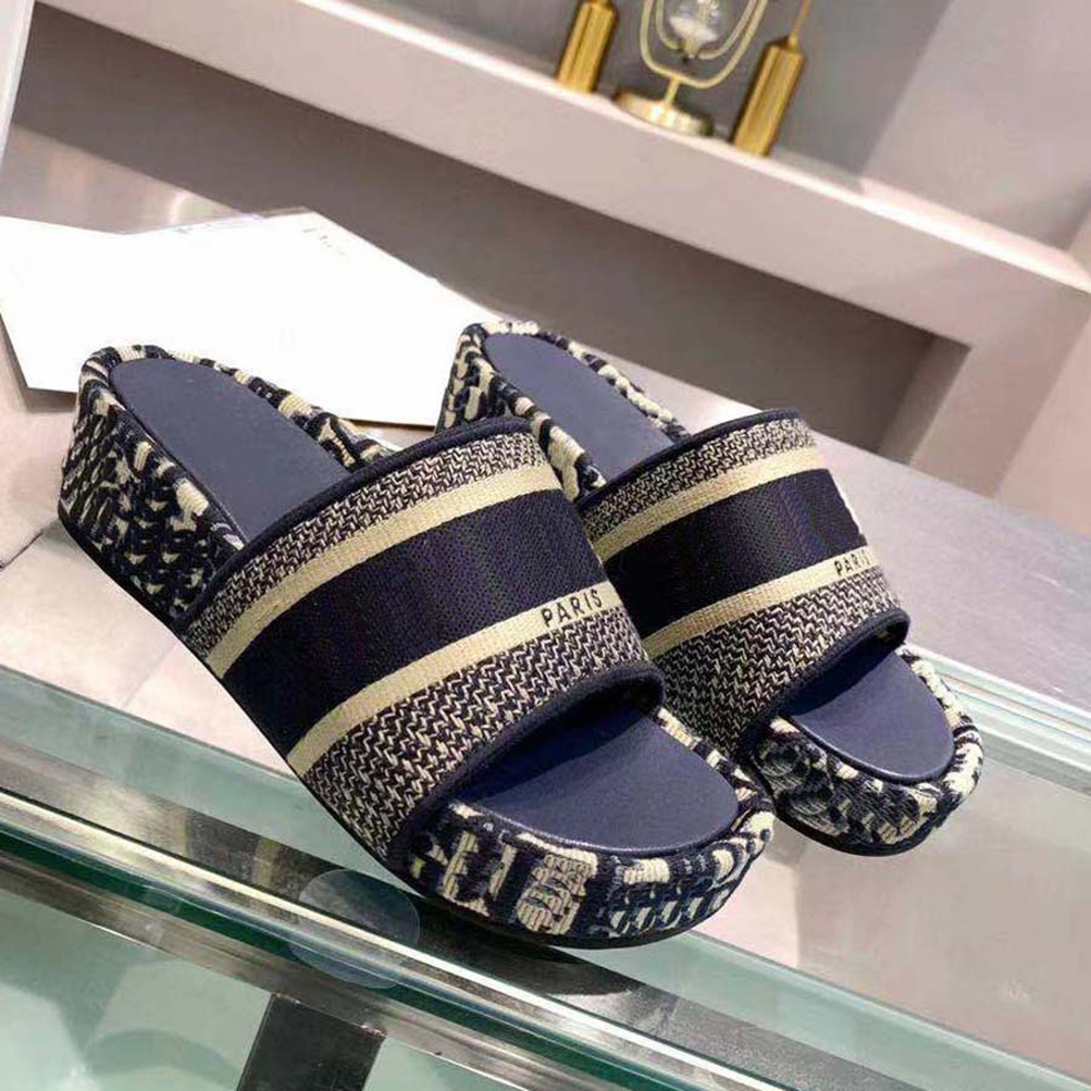 High Quality woman slippers fashion Sandals Beach Thick bottom Classic pattern slipper platform Alphabet lady Leather flat slides 025, Black
High Quality woman slippers fashion Sandals Beach Thick bottom Classic pattern slipper platform Alphabet lady Leather flat slides 025, Black