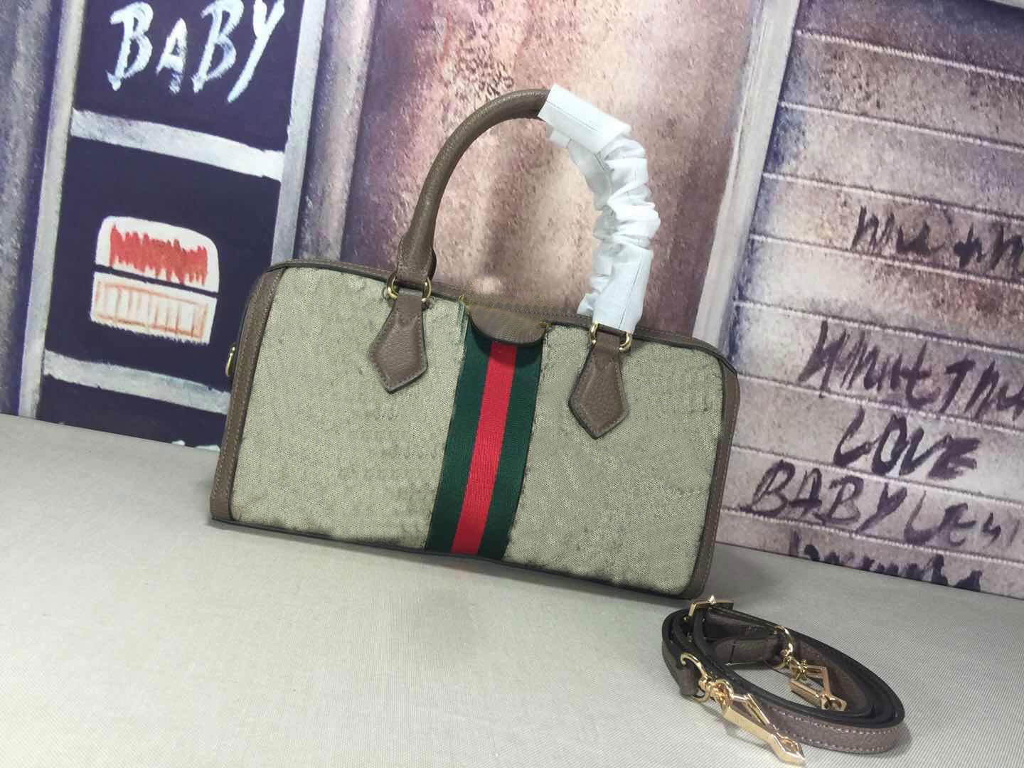 Multifunctional luxury travel bag, handbag, canvas fabric, leather inside, cell phone bags, zipper inner pocket
Multifunctional luxury travel bag, handbag, canvas fabric, leather inside, cell phone bags, zipper inner pocket
