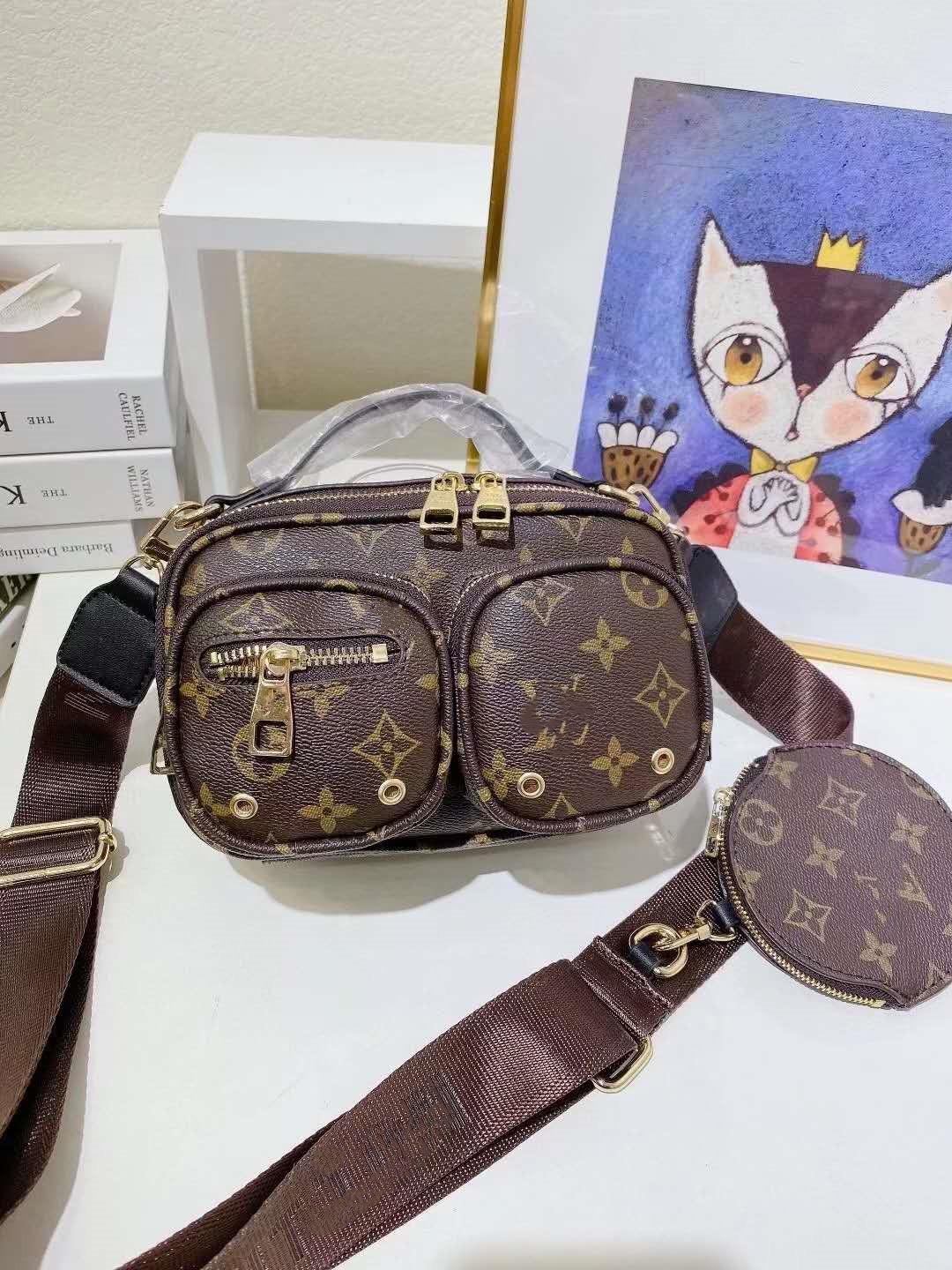 21 LV LOUIS VITTON Crossbody Womens messenger bag Fashion luxurys designers mens Shoulder Totes purse handbags crossbody backpac, Red;black
21 LV LOUIS VITTON Crossbody Womens messenger bag Fashion luxurys designers mens Shoulder Totes purse handbags crossbody backpac, Red;black