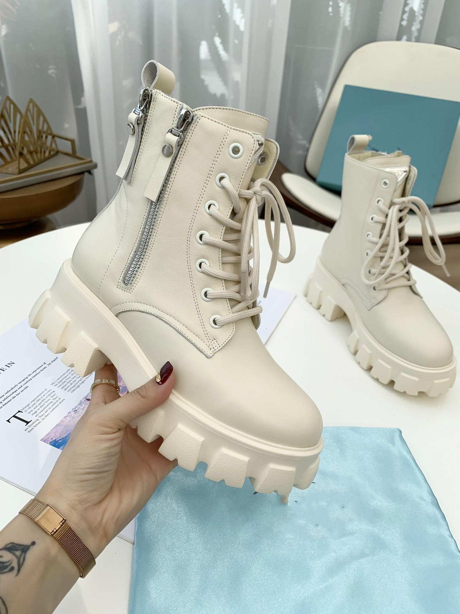2021 Women Designer Boots Desert Boot Flamingos Love Arrow 100% Real Leather Medal Coarse Non-Slip Winter Shoes Size EU35-41 0901, 01
2021 Women Designer Boots Desert Boot Flamingos Love Arrow 100% Real Leather Medal Coarse Non-Slip Winter Shoes Size EU35-41 0901, 01