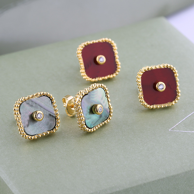 Luxury Designer Stud Earrings Clover Van Love Bracelet Women Classic Charm earring Jewelry Couple Gift pendant necklace Cleef Screw Party Wedding a1
Luxury Designer Stud Earrings Clover Van Love Bracelet Women Classic Charm earring Jewelry Couple Gift pendant necklace Cleef Screw Party Wedding a1