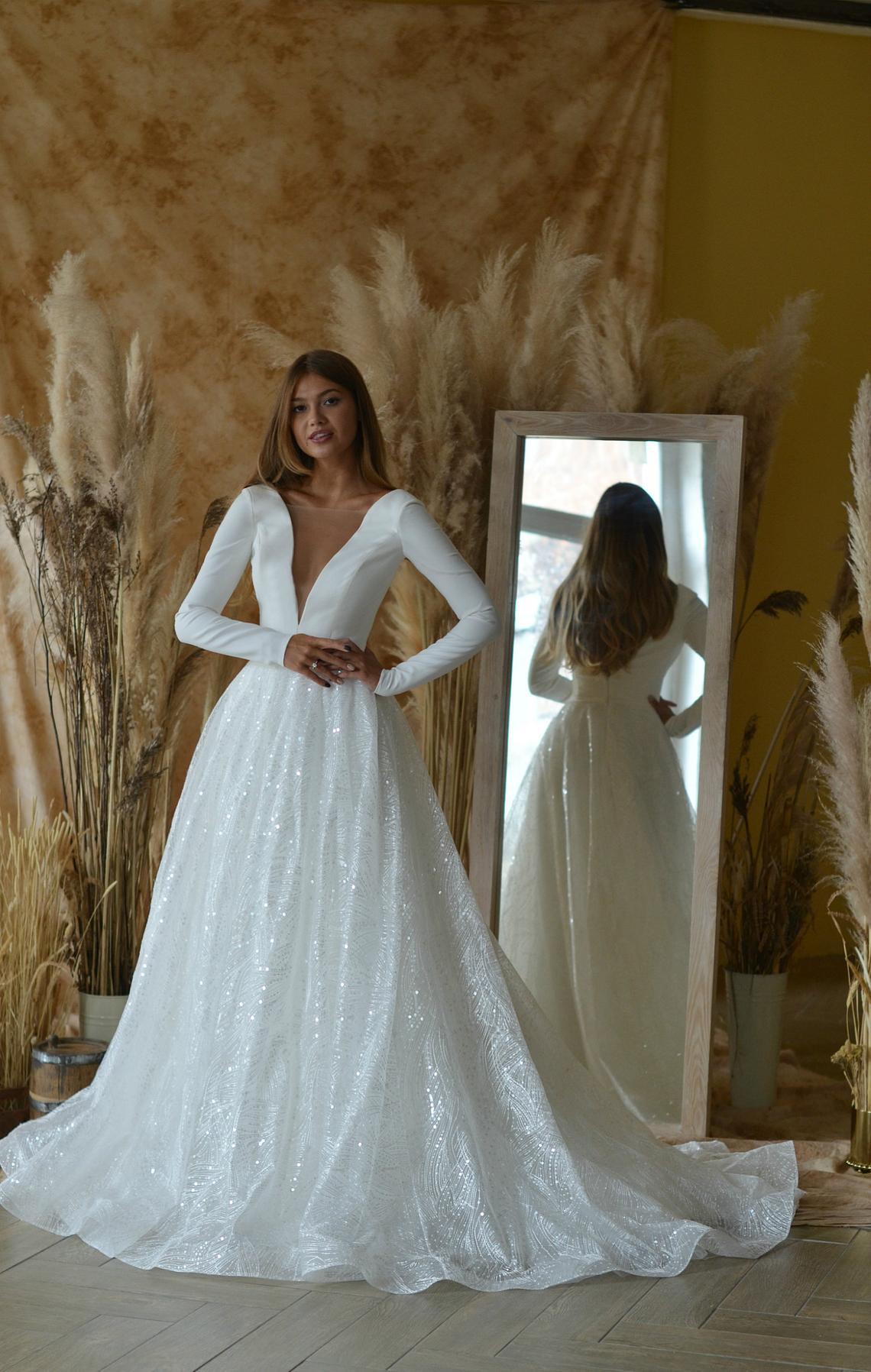 Sexy Backless A Line Wedding Dresses Sheer Deep V Neck Bridal Gowns Long Sleeve 2021 Summer Boho Beach Lace Bride Dress Vestidos, Fuchsia
Sexy Backless A Line Wedding Dresses Sheer Deep V Neck Bridal Gowns Long Sleeve 2021 Summer Boho Beach Lace Bride Dress Vestidos, Fuchsia