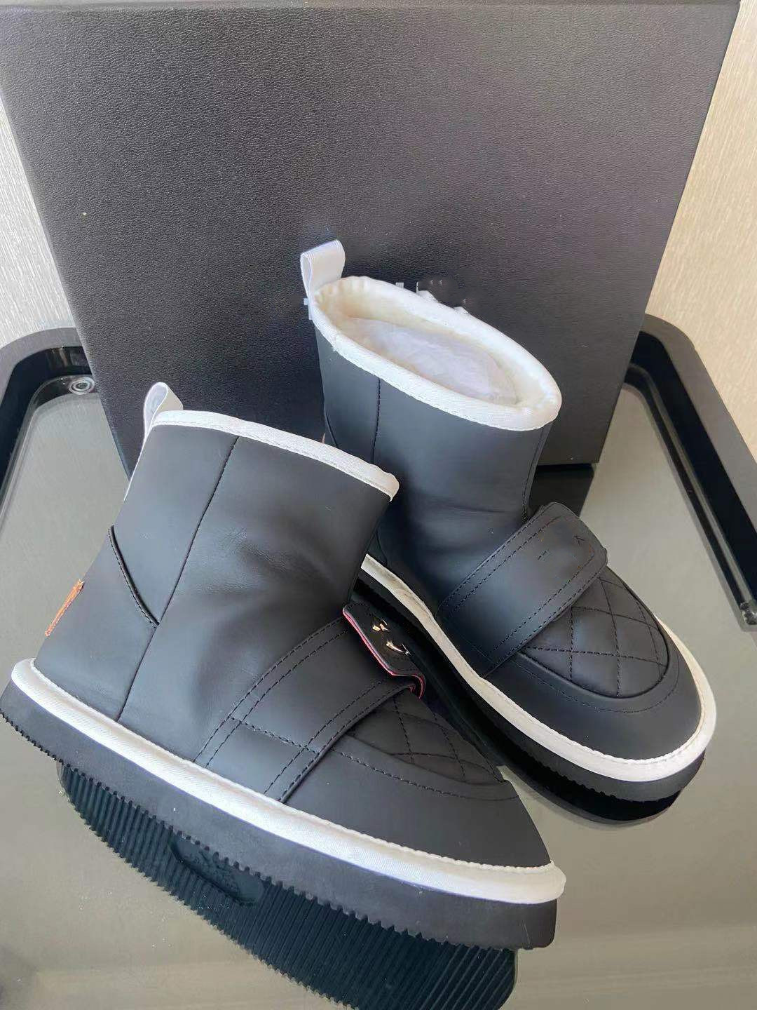 Women Designer Boots Snow Boot Suede Real Fur Slides Leather Waterproof Winter Warm Knee High Booties Brand Fashion Luxury Shoes with box size 35-41, Black
Women Designer Boots Snow Boot Suede Real Fur Slides Leather Waterproof Winter Warm Knee High Booties Brand Fashion Luxury Shoes with box size 35-41, Black