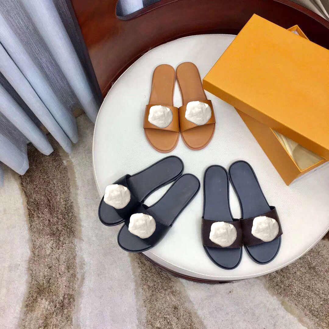2021 Summer Beach slipper fashion 100% leather Flat Metal buckle Women Shoes cowhide letter black brown lady shoe Large size 35-42 us4-us11
2021 Summer Beach slipper fashion 100% leather Flat Metal buckle Women Shoes cowhide letter black brown lady shoe Large size 35-42 us4-us11