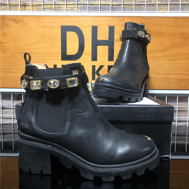 Top Quality Fashion Women Boots Desiger Leather Shoes Calfskin Ankle Bee Desert Sneakers High heeled Cowboy Black Brown Diamonds Martin Winter Trainers, Gifts 
Top Quality Fashion Women Boots Desiger Leather Shoes Calfskin Ankle Bee Desert Sneakers High heeled Cowboy Black Brown Diamonds Martin Winter Trainers, Gifts