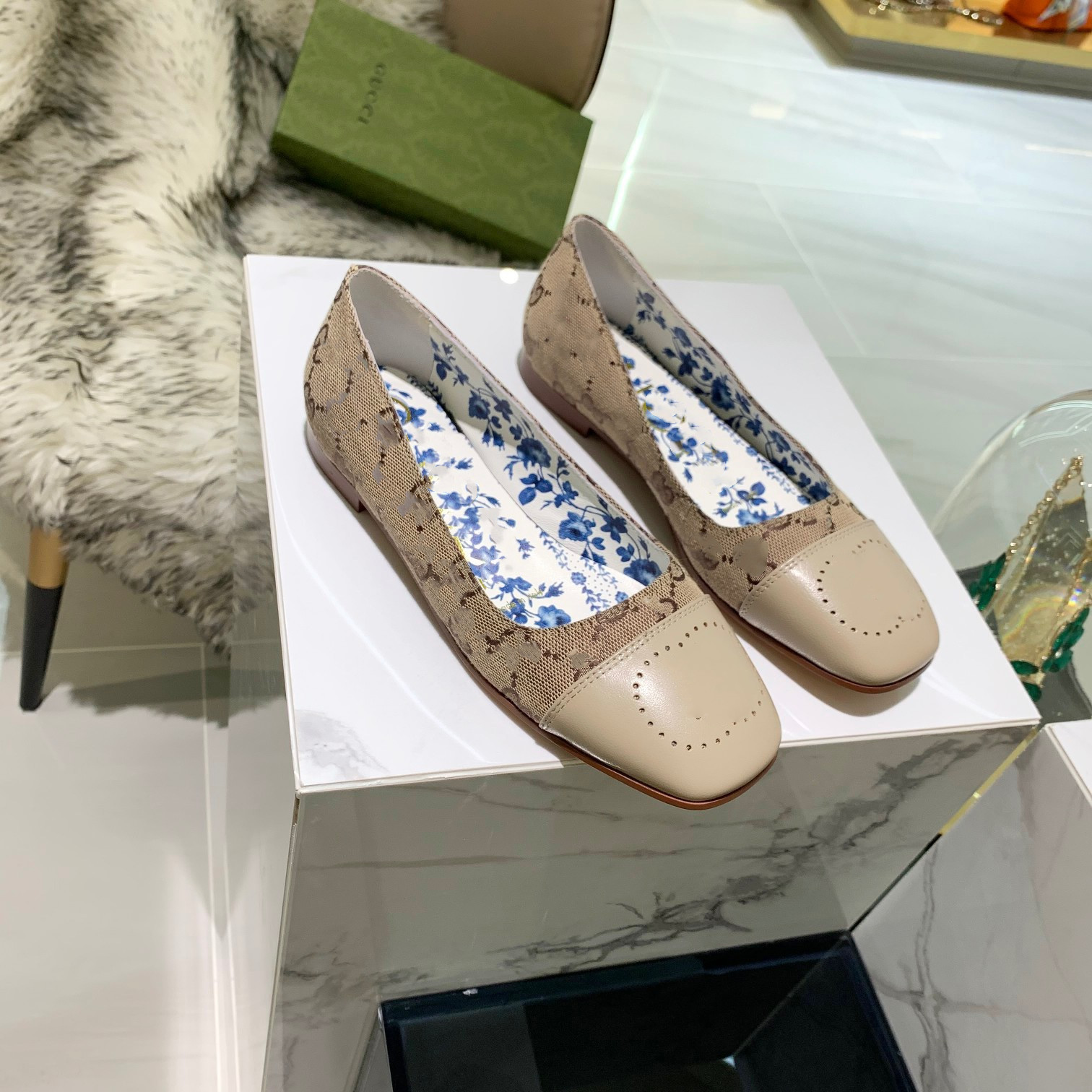 Designer women's leather flat sandals embroidered loafer shoes carved single shoe with box and multiple colors
Designer women's leather flat sandals embroidered loafer shoes carved single shoe with box and multiple colors