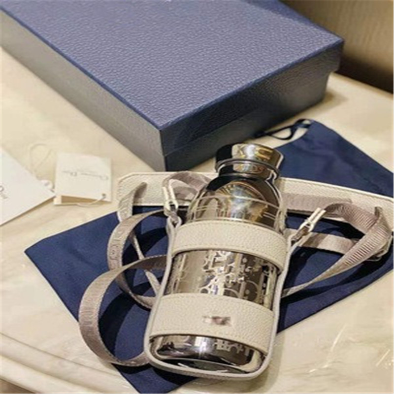 classical design Water Bottles unisex Thermos Cup flask Must-have for spring/summer travel Light Luxury Gift Box
classical design Water Bottles unisex Thermos Cup flask Must-have for spring/summer travel Light Luxury Gift Box