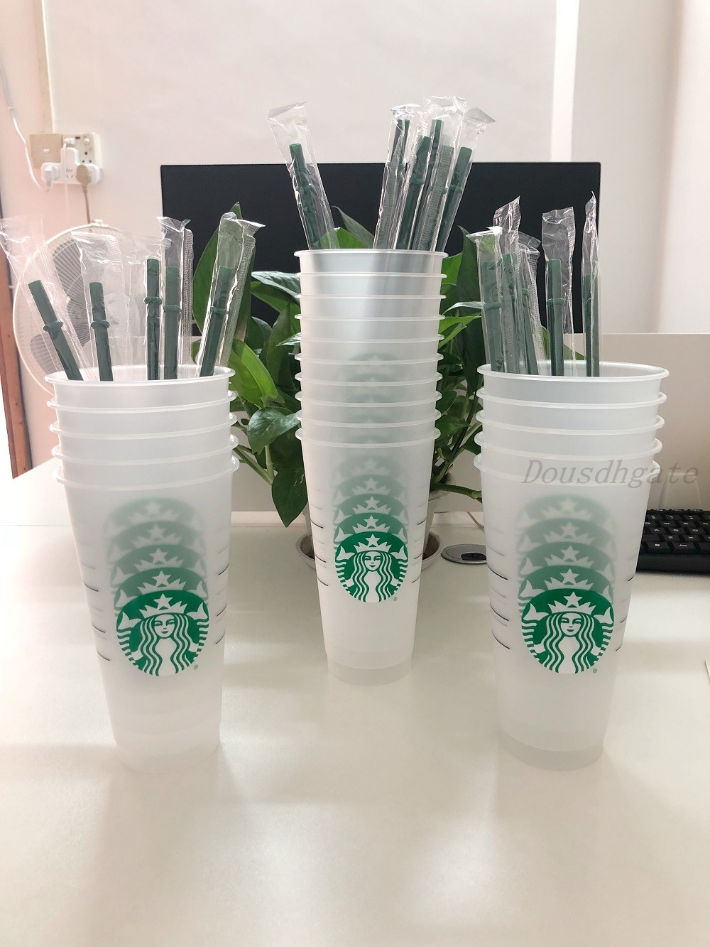 Starbucks 24OZ/710ml Plastic Tumbler Reusable Clear Drinking Flat Bottom Cup Pillar Shape Lid Straw Mug Bardian 500pcs DHL, As picture
Starbucks 24OZ/710ml Plastic Tumbler Reusable Clear Drinking Flat Bottom Cup Pillar Shape Lid Straw Mug Bardian 500pcs DHL, As picture