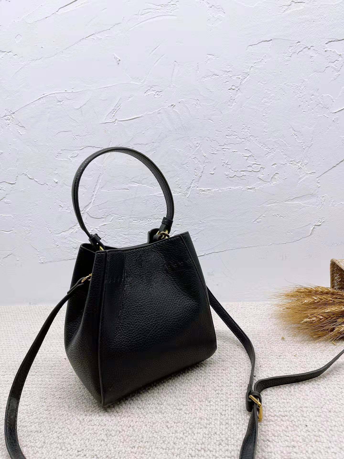 Luxuries Designers Women Bag TB The new deformable bucket bags has two layers of calfskin vintage hardware and exquisite hand stitching 
Luxuries Designers Women Bag TB The new deformable bucket bags has two layers of calfskin vintage hardware and exquisite hand stitching