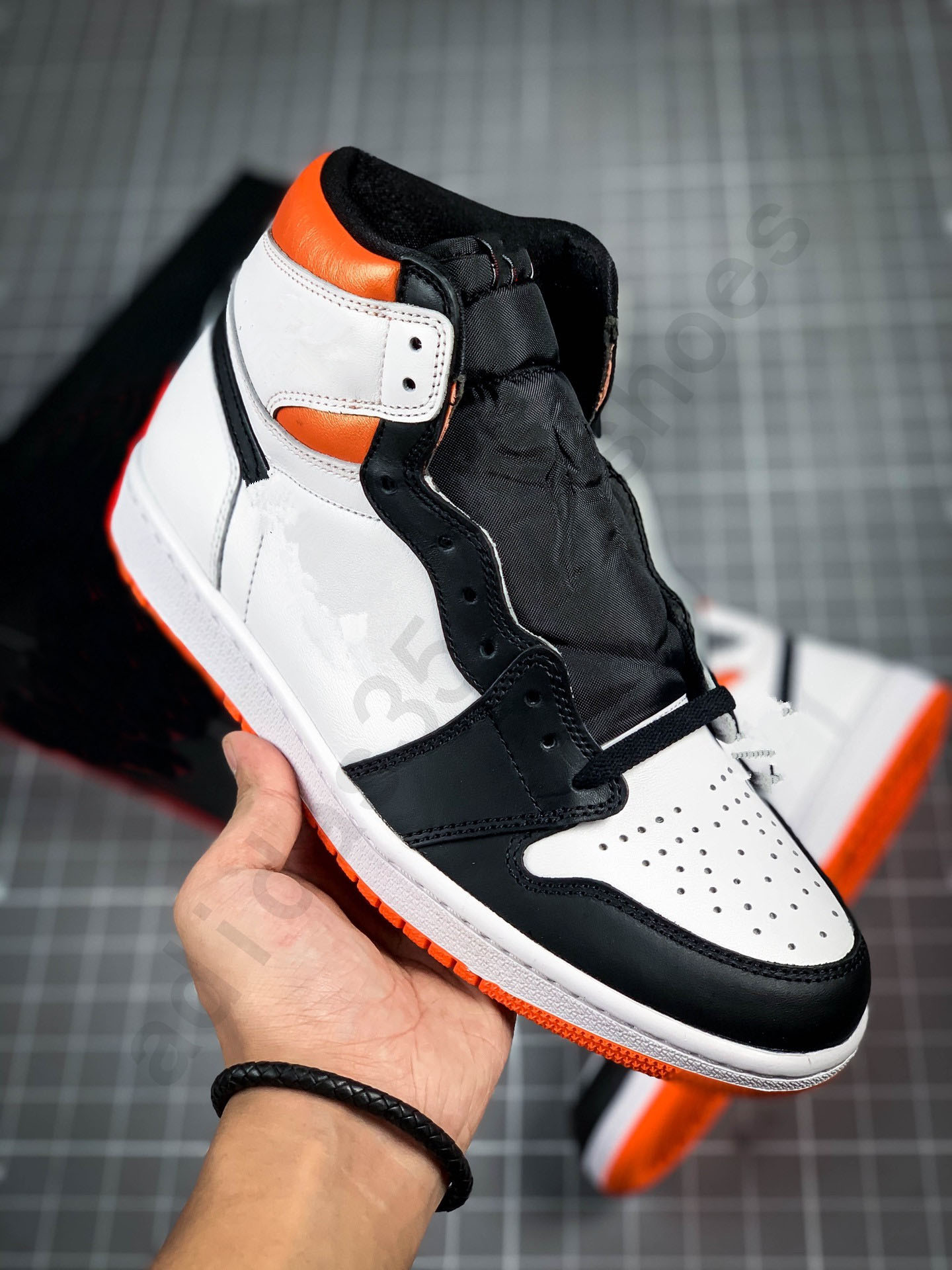 Classical 1 High OG Electro Orange Mens Basketball Shoes Womens Jumpmen 1s Sports Sneakers White Oranges Black Trainers Size EU36-46, White;red
Classical 1 High OG Electro Orange Mens Basketball Shoes Womens Jumpmen 1s Sports Sneakers White Oranges Black Trainers Size EU36-46, White;red