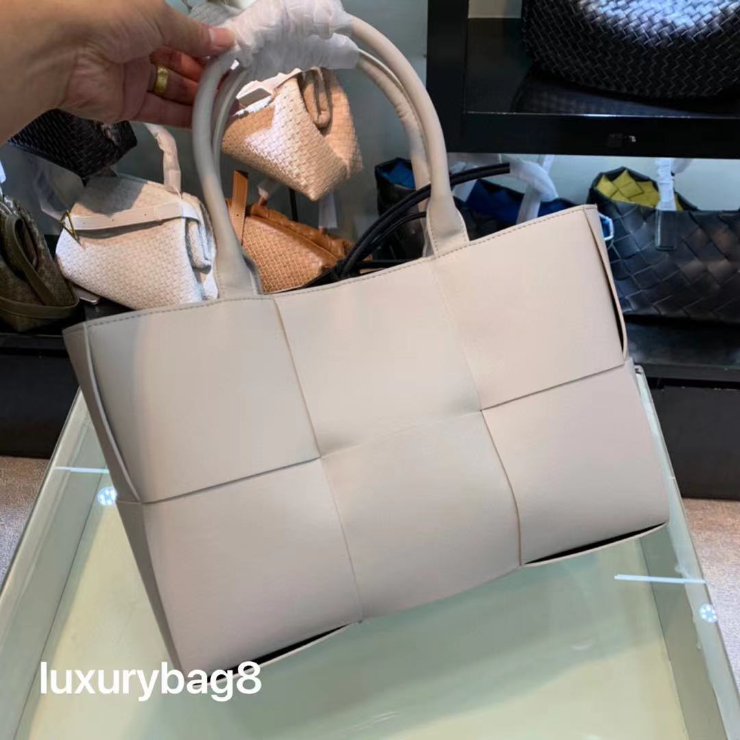 Luxury fashion designer shopping bags high quality women weaving style portable travel trends
Luxury fashion designer shopping bags high quality women weaving style portable travel trends