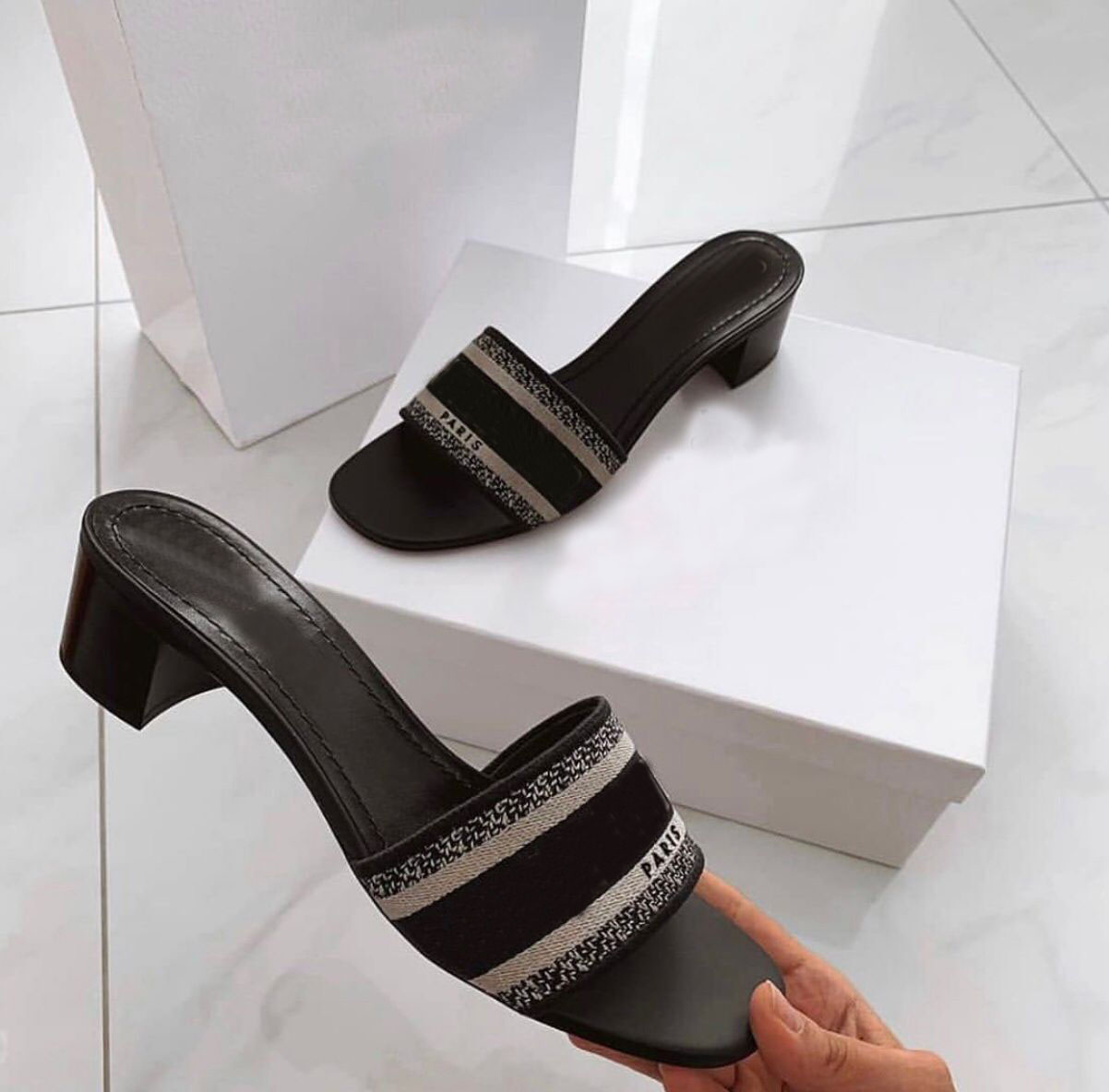 Elegant Design Dway Slide Sandals Embroidered Block Heels Summer Beach Flop Flip Lady Fashion Sandalias Dress Nice Slipper Party Time EU35-42, Black
Elegant Design Dway Slide Sandals Embroidered Block Heels Summer Beach Flop Flip Lady Fashion Sandalias Dress Nice Slipper Party Time EU35-42, Black