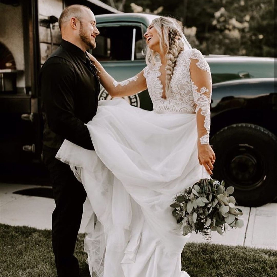 Long Sleeve Wedding Dress Floor Length Sexy V-Neck Dresses Gowns Sweep Train Gorgeous For Women Bridal